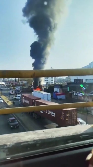 Automovilistas captan incendio en la carretera Toluca-Naucalpan hoy, 5 de diciembre de 2025.
