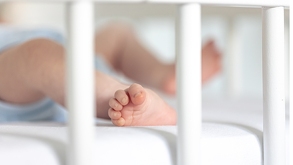 Pié de un bebé hospitalizado sin que se vea su rostro.