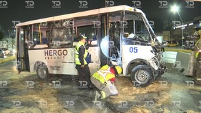 Se observa un camión destrozado y unas personas alrededor.