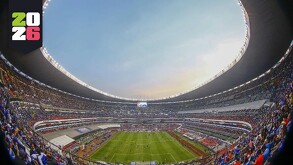 Estadio Banorte visto desde adentro en vista panorámica. Tribunas semivacías. En la cancha algunos jugadores entrenan previo al inicio de un partido.
