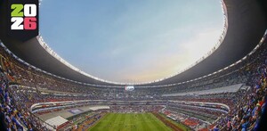 Estadio Banorte visto desde adentro en vista panorámica. Tribunas semivacías. En la cancha algunos jugadores entrenan previo al inicio de un partido.