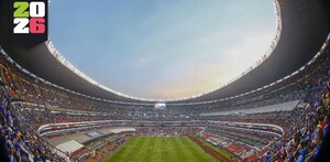 Estadio Banorte visto desde adentro en vista panorámica. Tribunas semivacías. En la cancha algunos jugadores entrenan previo al inicio de un partido.