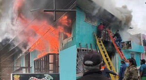 A la izquierda: llamas y humo saliendo desde el balcón del restaurante. A la derecha: personas subiendo por una escalera hasta un balcón del que sale humo