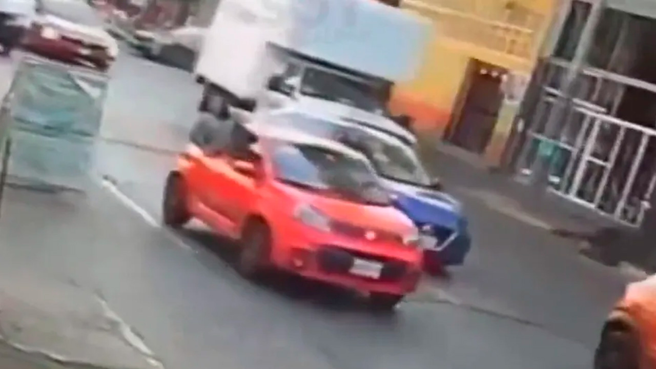 Un grupo de comerciantes de Naucalpan evitó el presunto secuestro de una mujer tras escuchar sus gritos de auxilio desde un vehículo.