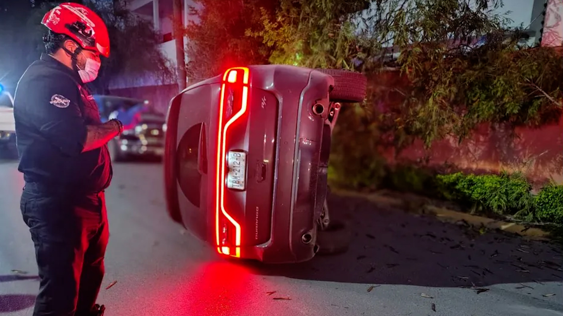 Pese al fuerte impacto, la automovilista salió por su propio pie y fue atendida por rescatistas mientras autoridades investigan el percance.