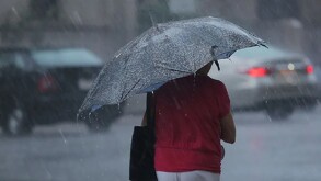 Persona cubriéndose de la lluvia en Torreón.