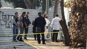 La policía capitalina fue alertada sobre el hallazgo de un cuerpo afuera del Bachilleres 10, por lo que resguardaron el sitio.