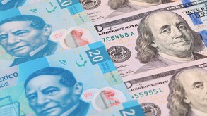 Billete de un dólar estadounidenses con uno de 20 pesos mexicanos.