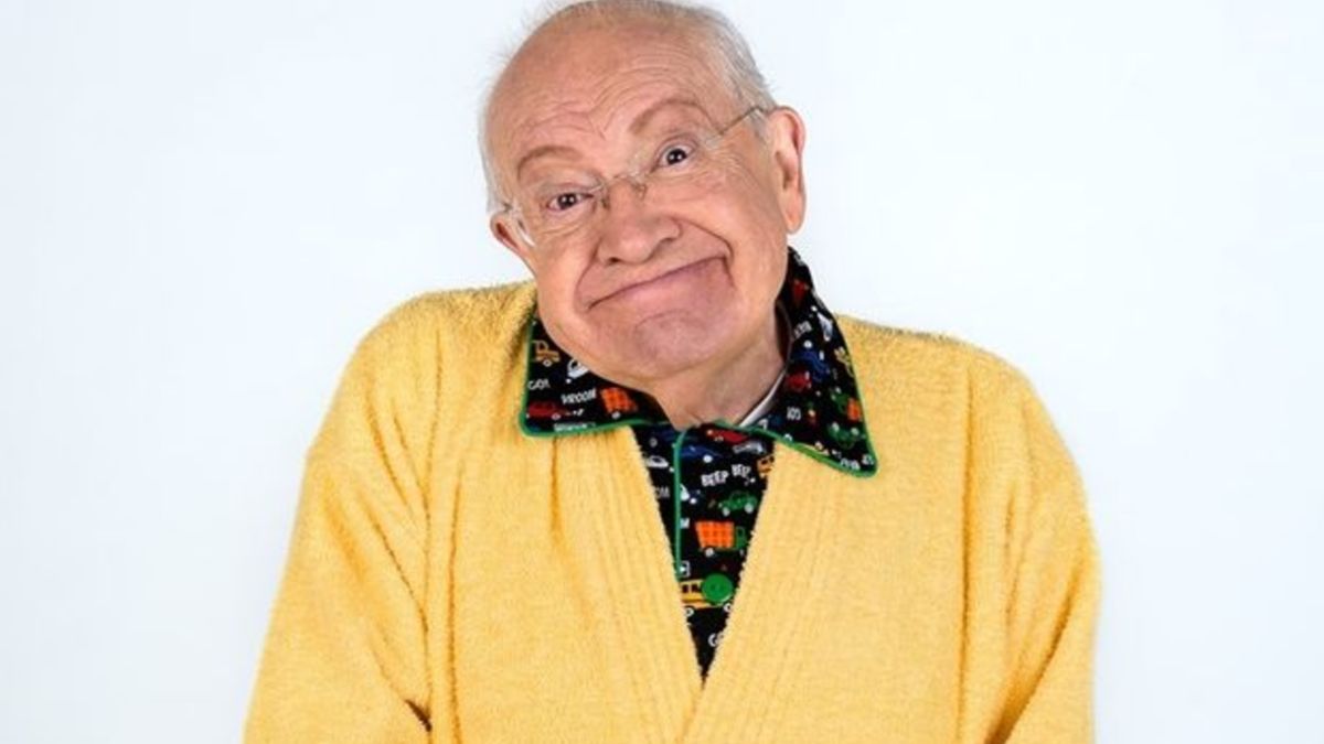 En imagen Eduardo Manzano, actor de 'Una Familia de Diez' con bata amarilla.