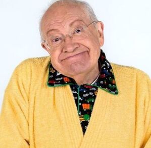 En imagen Eduardo Manzano, actor de 'Una Familia de Diez' con bata amarilla.