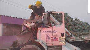 Equipo de rescate trabaja en maniobras dentro de un camión de cemento.