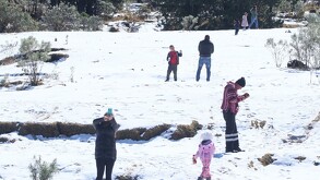 Se observa nieve y personas con chamarras, entre ellos mujeres y niños.
