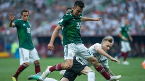 Hirving Lozano peleando un balón con Marco Reus de Alemania en Rusia 2018.