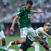 Hirving Lozano peleando un balón con Marco Reus de Alemania en Rusia 2018.