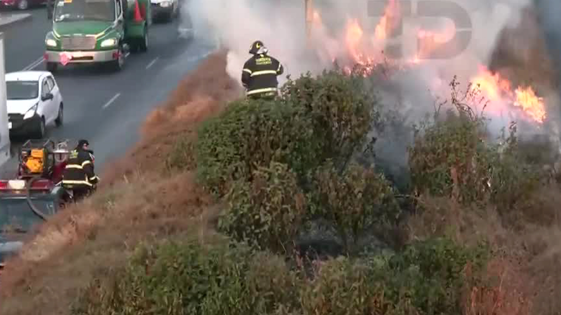 El siniestro se extendió aproximadamente 30 metros. Cuerpo de bomberos labora en la zona para sofocar el incidente.
