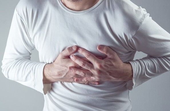 Hombre con infarto al miocardio