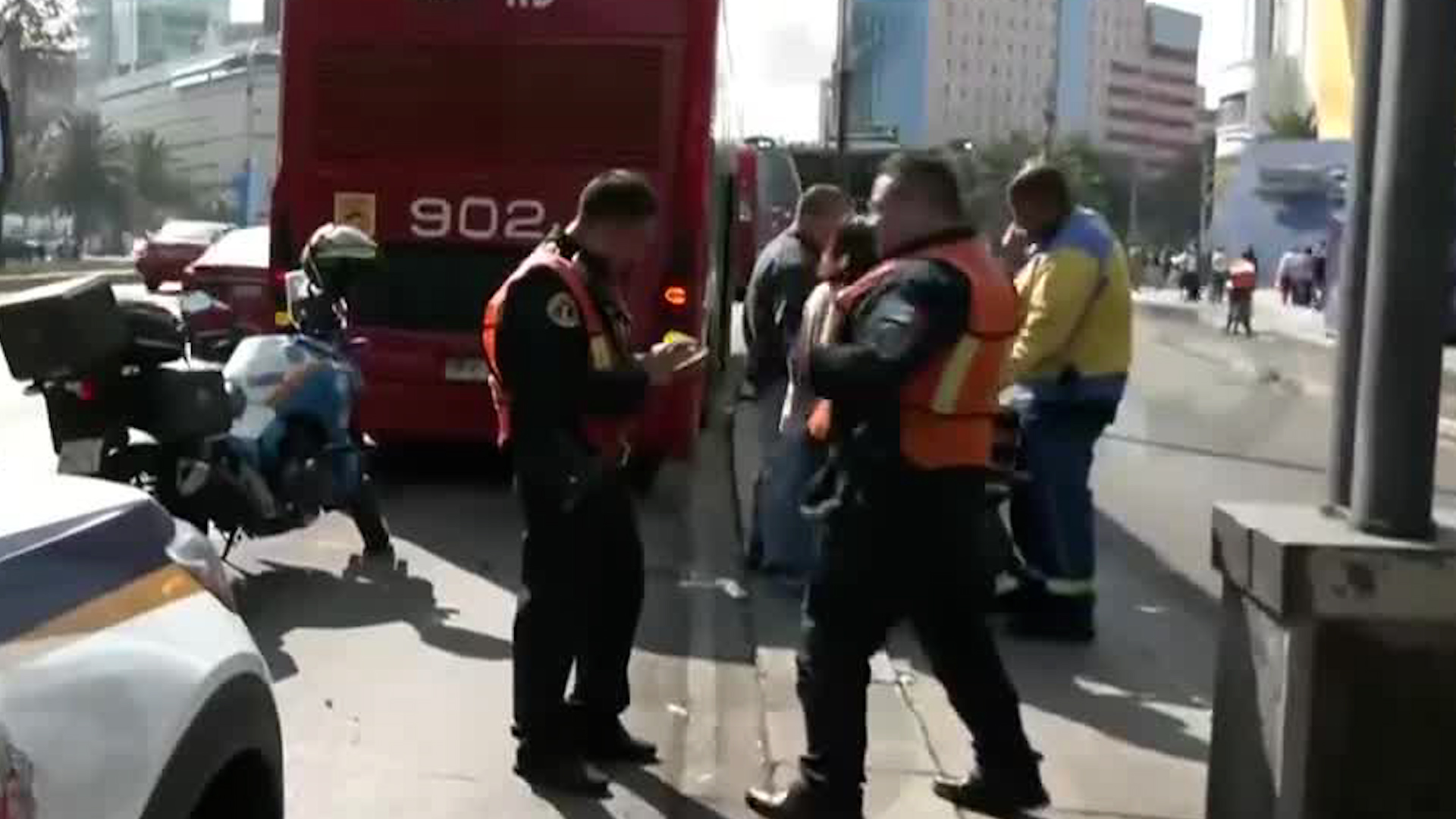 Policías de la SSC arriban a la zona en espera de la aseguradora, mientras que la joven recibirá el pase médico del Metrobús para ser llevada al hospital.
