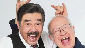 Jorge Ortiz de Pinedo junto a Eduadro Manzano sonriendo y haciendo señas con las manos