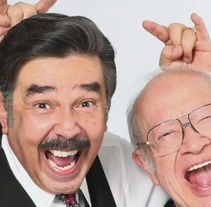 Jorge Ortiz de Pinedo junto a Eduadro Manzano sonriendo y haciendo señas con las manos