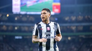 Lucas Ocampos durante un partido de Rayados.