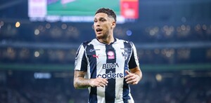 Lucas Ocampos durante un partido de Rayados.