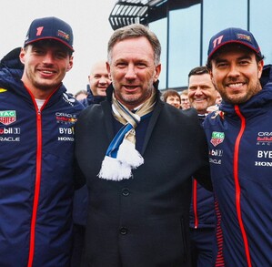 Max Verstappen, Christian Horner y Checo Pérez festejando el Campeonato de Constructores de Red Bull en la temporada 2023.