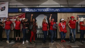 Manifestantes en el Metro Zócalo previo a marchar en la Ciudad de México.