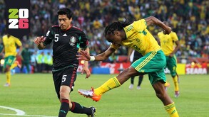 Juan Osorio en el gol de Thabalala para Sudáfrica en el partido inaugural del 2010.