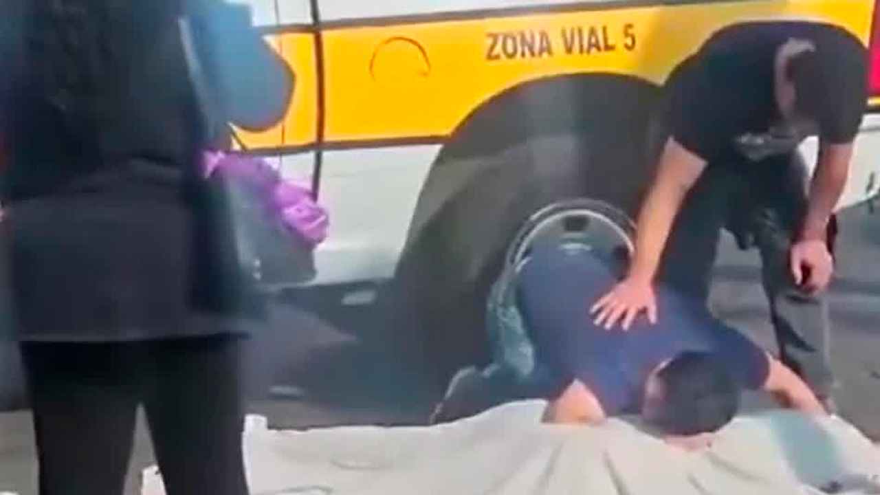Una mujer murió tras ser atropellada por un tráiler que ignoró un semáforo en Calzada Vallejo y Eje 3 Norte, Azcapotzalco, Ciudad de México.