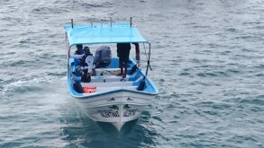 Lancha flotando sobre el mar de Puerto Vallarta