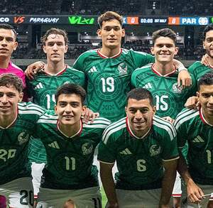 Jugadores de la Selección Mexicana antes de jugar el partido amistoso ante Colombia.
