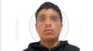 Policía Municipal de nombre Víctor Hugo ‘N’, viendo de frente con los ojos censurados y vistiendo una sudadera negra durante su detención