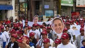 Personas marchan en apoyo a Morena y la Cuarta Transformación