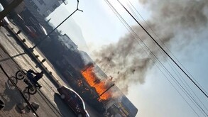 Columna de humo emanada de incendio en llantera de la carretera Toluca-Naucalpan.
