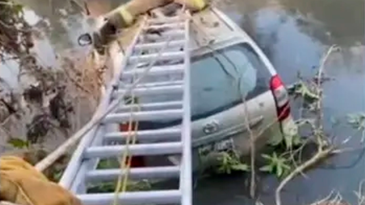 Una camioneta familiar cayó al canal de aguas negras del Emisor Poniente, en el paraje El Cerrito de Cuautitlán.