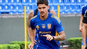 Rómulo Zwarg durante un entrenamiento con Tigres en el estadio Universitario.