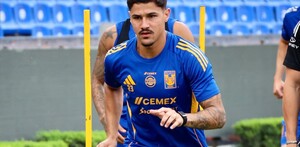 Rómulo Zwarg durante un entrenamiento con Tigres en el estadio Universitario.
