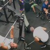 Hombre cargando barra en gimnasio
