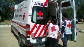 Ambulancia que atiende a lesionados tras accidentes.