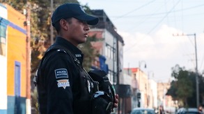 Un policía de Puebla en sus labores de vigilancia.