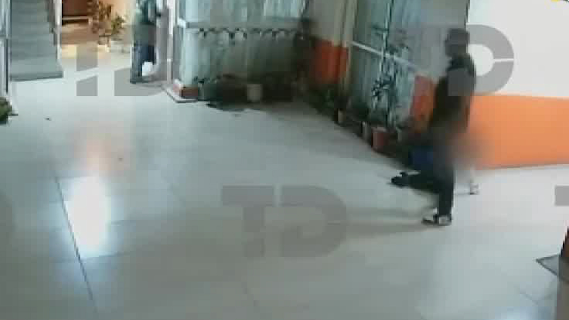 El video captado por una cámara de seguridad muestra a un hombre que patea a un niño provocando que este caiga.