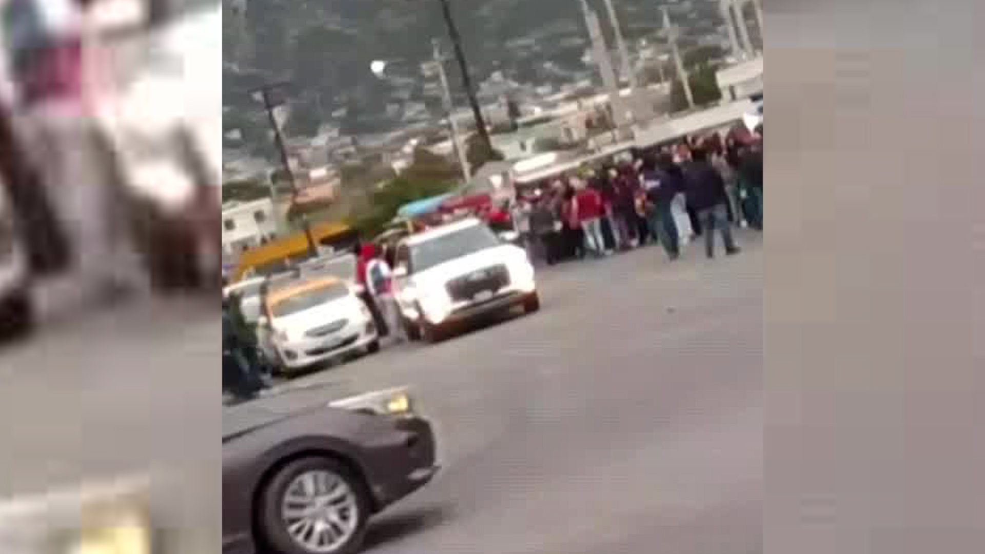 Una larga fila de pasajeros esperaban abordar el metro de la zona norponiente de Monterrey con dirección al oriente de la ciudad.