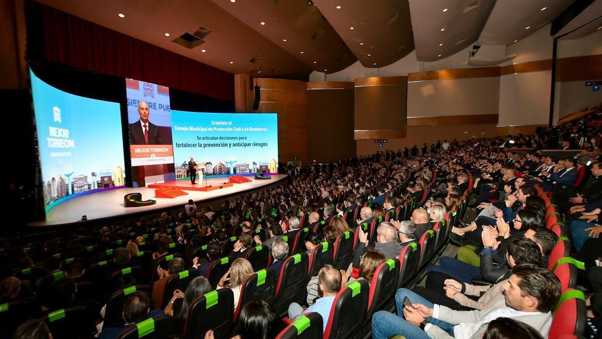 Butacas del Teatro Nazas llenas durante el informe de Gobierno de Román Cepeda. Al fondo de la imagen se ve el escenario con el alcalde hablando.