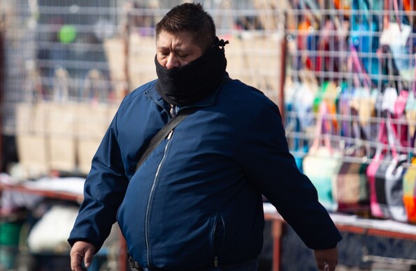 Hombre caminando por calles de la Ciudad de México.
