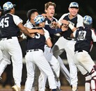 Sultanes celebrando el triunfo ante Diablos Rojos del México.