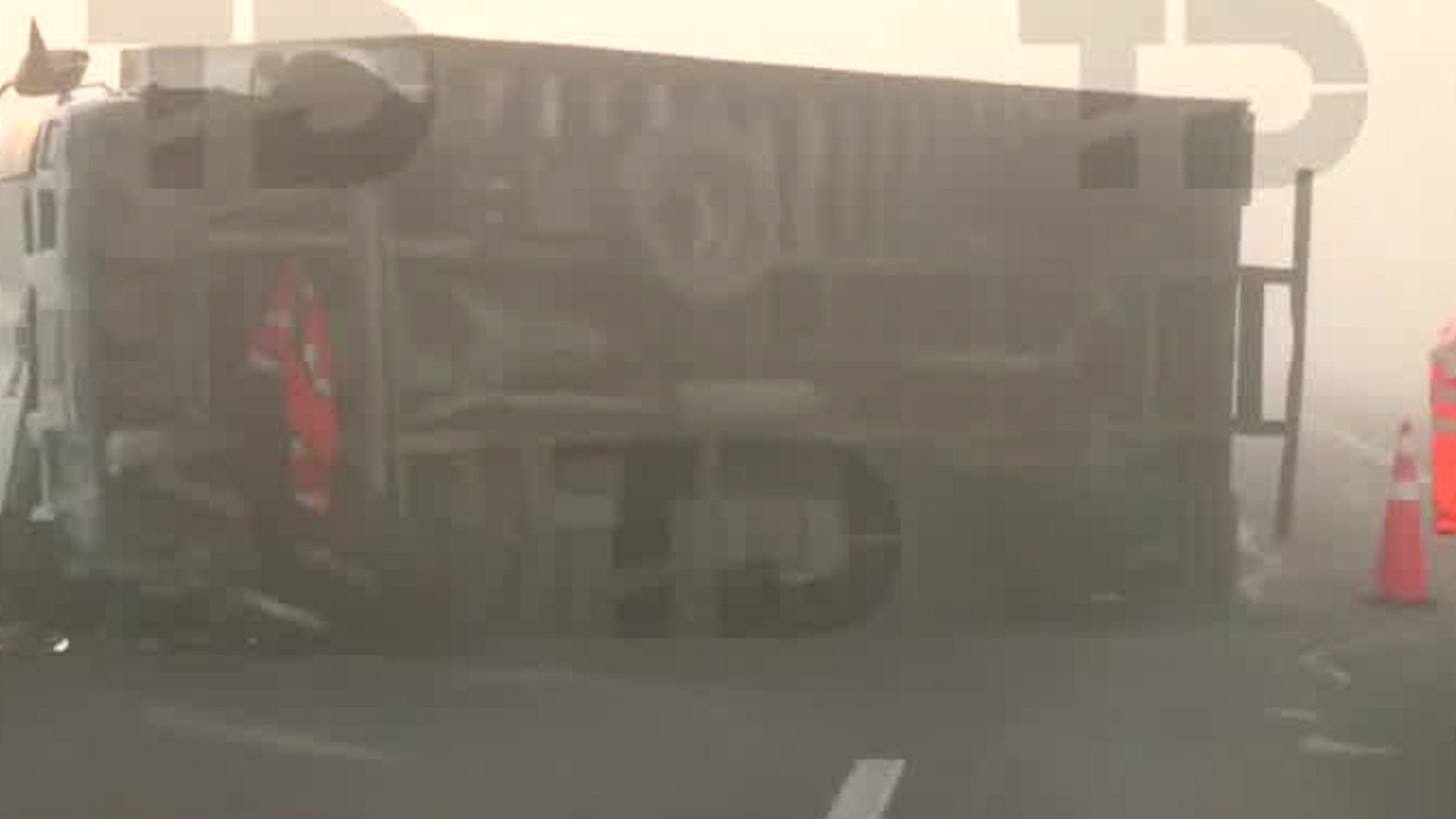 El conductor de un tráiler provocó un accidente vial por la bruma en la región.