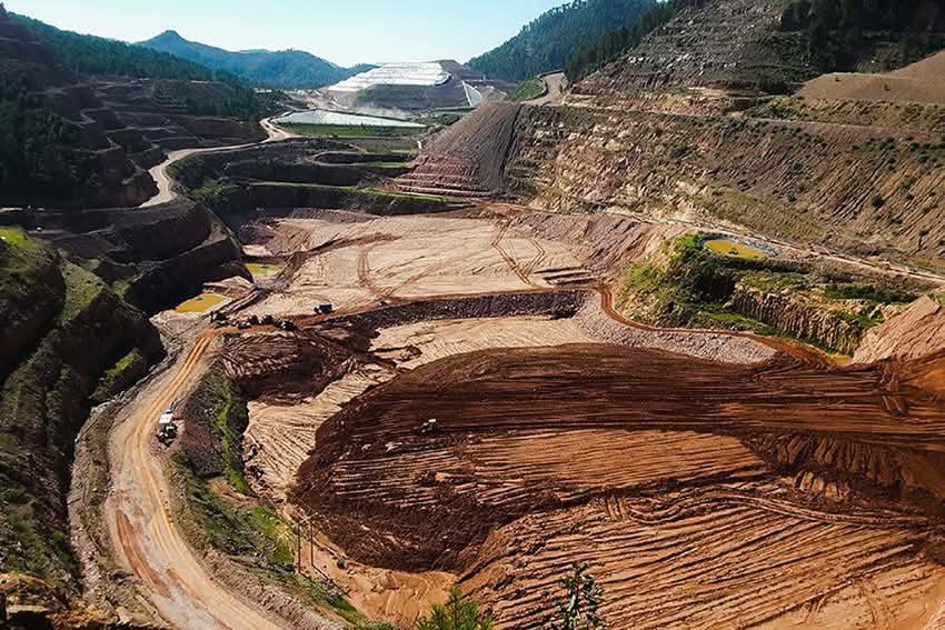 Antonio 'N' a quien se le señala como familiar de políticos locales en Michoacán, es detenido por explotación ilegal y robo de minerales.