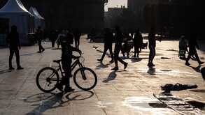 Jóvenes caminando al aire libre en la Ciudad de México.