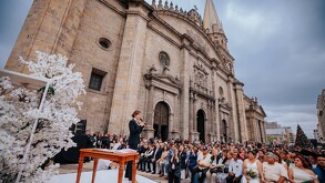 En una ceremonia de matrimonios colectivos en el centro de Guadalajara, Verónica Delgadillo casó a miles de tapatíos.