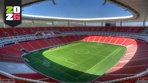 Vista panorámica y aérea del Estadio Akron (de Chivas) en Guadalajara. El campo de fútbol verde brillante está rodeado por miles de asientos de color rojo inten
